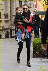 组图：米兰达抱子笑容满面 小弗林表情搞怪可爱