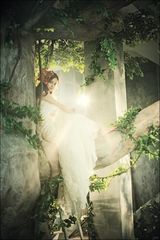 组图：韩女星金尹慧婚纱写真 优雅性感吸引目光