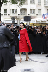 组图：章子怡红色高订斗篷装现身巴黎