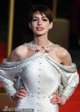 组图：安妮-海瑟薇大露背亮相首映 阿曼达性感秀乳沟