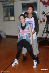 组图：Twins为演唱会彩排 表演嘉宾Boyz助阵