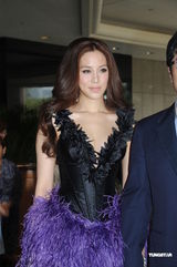 徐子淇夫妇为子办百日宴 低胸亮相乳沟迷人(图)