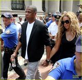 组图：碧昂斯夫妇携手散步 为有色人种争取权益