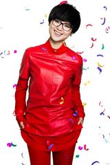 组图：周笔畅红装贺新春 新年继续传递正能量