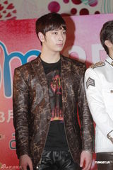 组图：韩国组合2PM抵港 击掌会与歌迷同乐