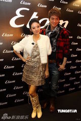 组图：安以轩为安钧璨挑衣服 好似“闺蜜”