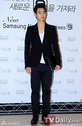 组图：金秀炫出席粉丝见面会展现亲和力