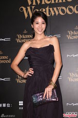 组图：伍佰着及膝裙压轴走秀 杨乃文飘逸相伴