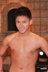 组图：亚洲先生订制水晶泳裤半裸大秀健美肌肉