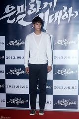 组图：裴勇俊捧场韩片首映 金贤重宋仲基齐亮相