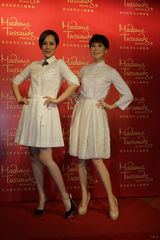 组图：海清亮相揭幕蜡像似孪生姐妹