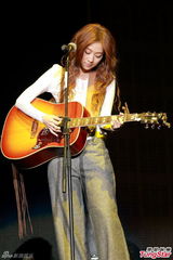 组图：陈绮贞红馆开唱 火红礼服上演女女热吻