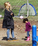 组图：海蒂-克鲁姆宽松外套陪女儿玩耍显母爱