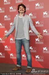 组图：《夜幕降临之时》发布会 导演获主演献吻