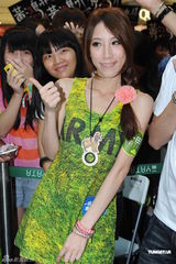 组图：小鬼瑶瑶邓伊玲出席《台星潮物show开幕礼》 