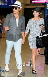 组图：李秉宪李珉廷结束蜜月返韩 牵手亮相机场