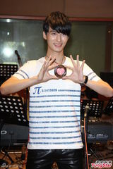 组图：严爵害羞不露人鱼线 女记者上阵验收