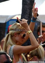 组图：帕丽斯-希尔顿胸部缩水 手臂现皱纹疑抽脂