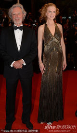 组图：妮可戛纳走红毯 长裙高贵大秀无瑕美背