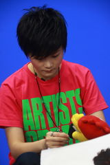 高清组图：李宇春做客聊新专辑 穿红T恤表情丰富