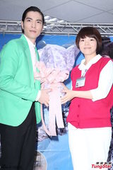 组图：萧敬腾亮相任招募大使 绿色小西装抢镜