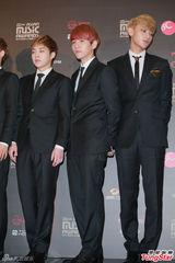 高清图：GD条纹装出席mama记者会 EXO正装帅气