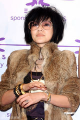 幻灯图：小S婚姻未亮红灯 李心洁婚期未定否认怀孕