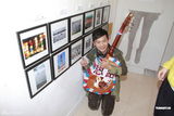 组图：创作歌手林一峰摄影作品展获赠思路吉他