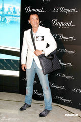 幻灯图：任达华收藏金银钻石打火机 被女儿强制戒烟