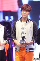 组图：李敏镐休闲装帅气亮相 长腿偶吧笑容迷人