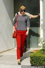 组图：泰勒-斯威夫特金发红唇腔调十足