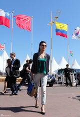 组图：关悦探访戛纳电影市场 尽显知性优雅魅力