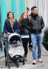 组图：阿尔芭一家逛街晒幸福 与老公贴面看手机