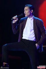 组图：萧敬腾上海开唱雨神未发威 被何韵诗调侃