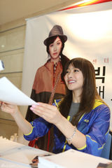 组图：f(x)宋茜便装出席签名会笑容娇美