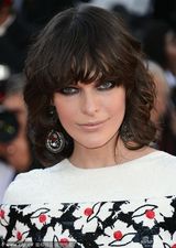 组图：米拉-乔沃维奇戛纳走秀 碎花长裙雷人