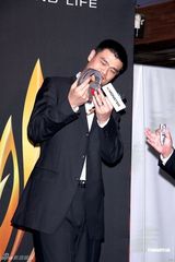 幻灯图：姚明萧亚轩为名品站台 相拥拍照身高悬殊