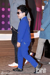 组图：小版PSY黄珉宇新碟首唱 鸟叔范儿十足