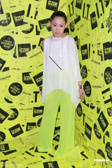 组图：何韵诗出席活动穿着个性 内地演贾宝玉