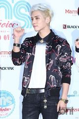 组图：神话李孝利等亮相20代选择颁奖礼蓝地毯