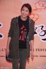 组图：《大稻埕》沿街发红包 猪哥亮隋棠亮相