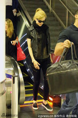 组图：基德曼全黑装扮亮相 墨镜遮面潮味足