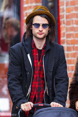 组图：西耶娜-米勒与斯图里奇携女甜蜜出行