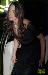 组图：凯特王妃新年首度亮相 纤细腰身迷人笑容