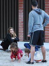 组图：阿尔芭一家公园游玩 一对女儿活泼可爱