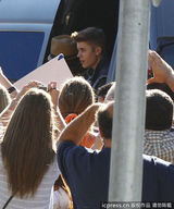 组图：比伯当街献唱谢歌迷 小天王自恋摸发