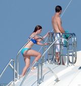 组图:英比阿特丽斯公主穿比基尼与男友出海度假