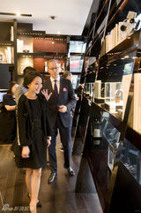 组图：周迅优雅代言 黑裙抹胸亮相时尚活动