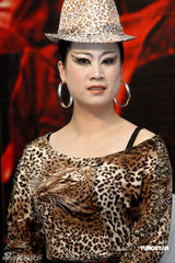 幻灯图：芙蓉姐姐豹纹装扮亮相 银幕处女作打酱油