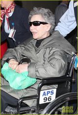 组图：85岁埃马纽丽娃抵美将赴奥斯卡争影后